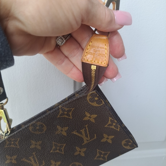 Small Louis Vuitton Crossbody Purse/Pouch💛🤎 - Picture 4 of 16
